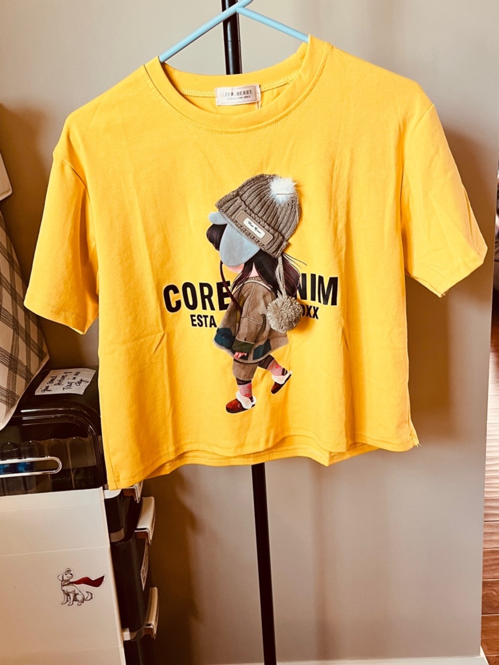 Fashion cropped  blouse Yellow Graphic Tee with Winter Character